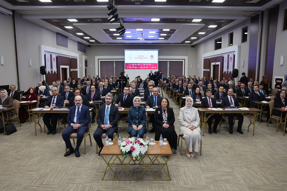 81 il müdürümüzün katılımıyla, #AileYılı kapsamında yürüttüğümüz çalışmaları değerlendirdiğimiz ve önümüzdeki döneme ilişkin hedeflerimizi paylaştığımız İl Müdürleri Toplantımızı gerçekleştirdik.

Sahada etkin, hizmeti yerinde takip eden ve çözüm odaklı yönetim anlayışımızı daha