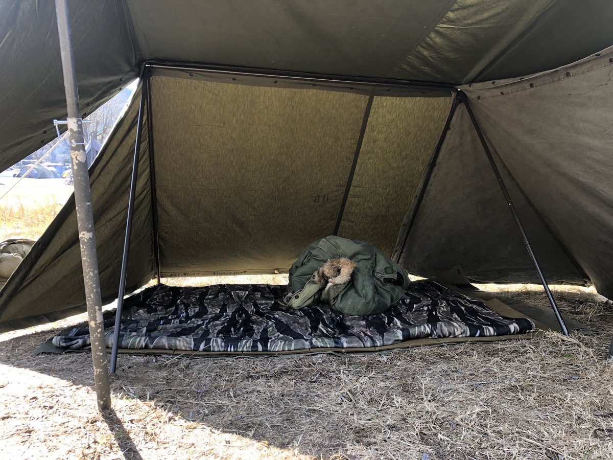 onehearttomo2's tweet photo. 米軍シェルターハーフ1967と1971
ポールはスーパーラムダポール
薪ストはスームルーム
#米軍
#MBROWN
#笠置キャンプ場 https://t.co/898MetBMgy