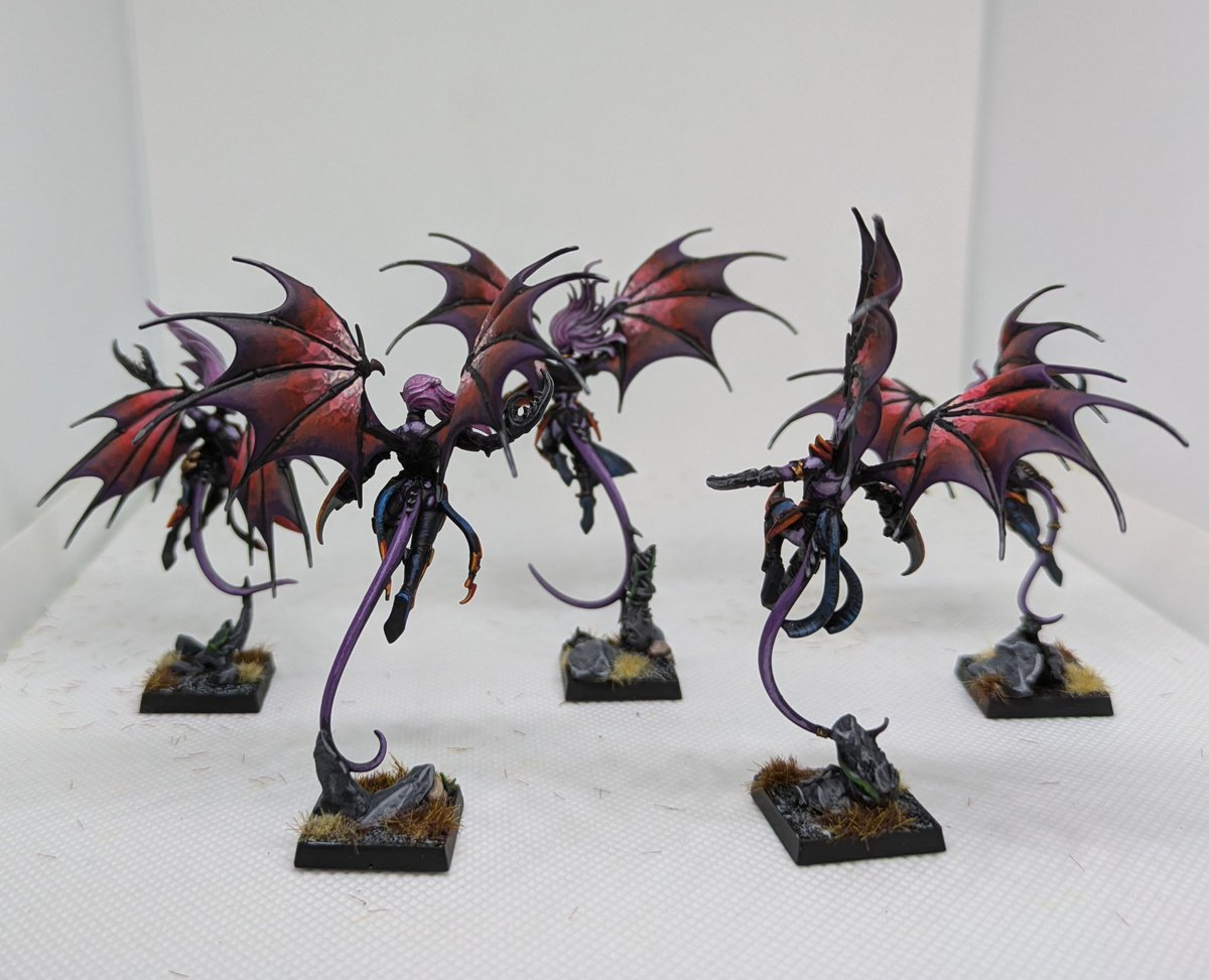 5 Arpías para mis elfos oscuros. Me falta la peana de movimiento. Hechas con Khinerai y diablillas. Creo que la transicion de las alas queda más suave en mano que en las fotos pero bueno.

#Warhammer
#Warhammerfantasy
#Warhammercommunity
#TOW
