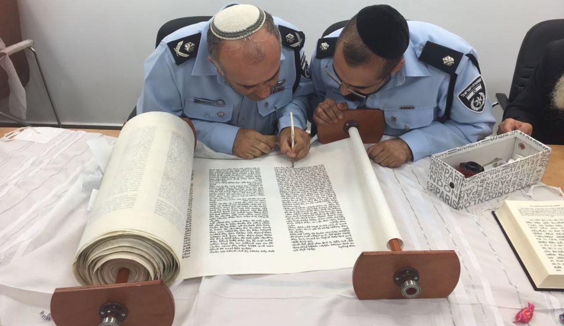 #اليهود_يدرسون_التوراة 
#المحرفة
حتى داخل أقسام الشرطة ، وداخل القواعد العسكرية ، ولا احد في العالم كله ينتقدهم ويذكر أن توراتهم وتلمودهم يعجان بالتطرف والتعصب والإرهاب. 
بل ونجد رموز العلمانية في عالم الإسلام مثل ابراهيم عيسى ويوسف زيدان وأضرابهما ، يطالبون بغلق حلقات التحفيظ في