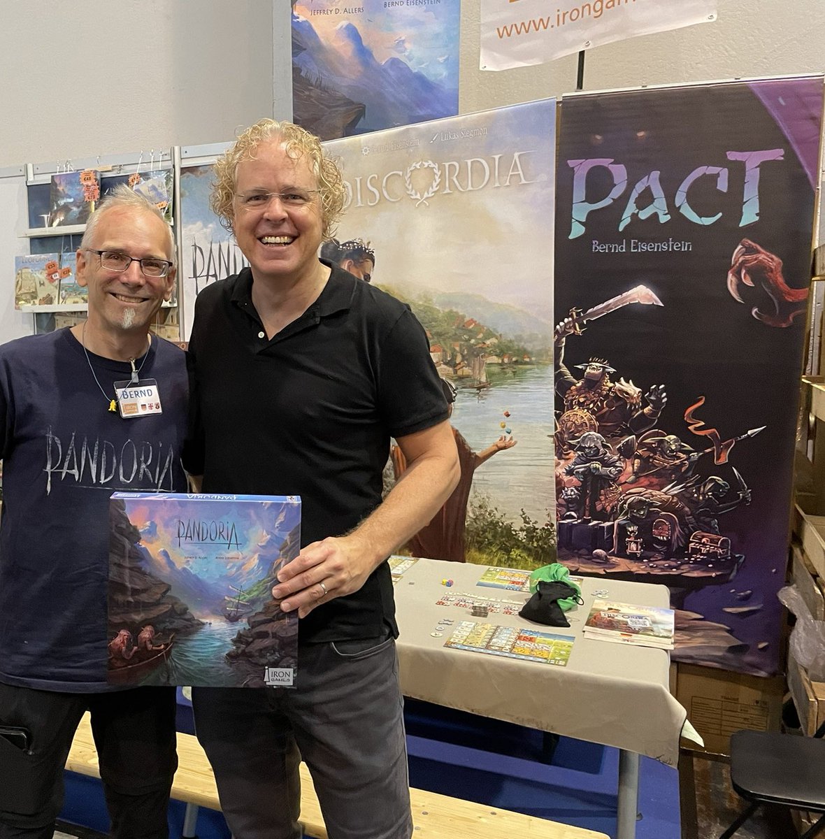 During the last few days, Pandoria was in door 17 of the Advent calendar of "Milan Spiele" for a special price. Now it is sold out, but I have a few light damaged copies for a very attractive price, too: irongames.sumupstore.com/product/pandor…