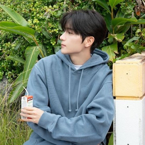 kiectty's tweet image. ⠀︎︎︎
Noah, 98.
Pas banget tadi pagi jogging pakai hoodie biru tantrum. 🤭
⠀︎︎︎