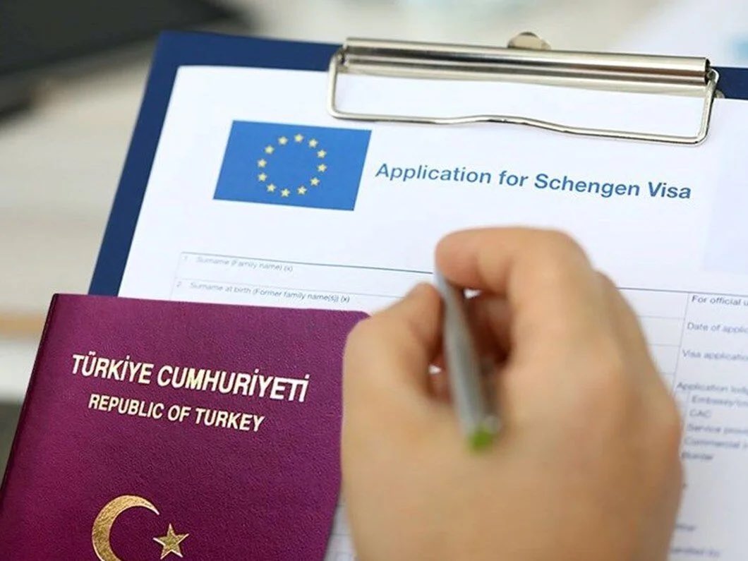 erasmusgram's tweet photo. ✈Schengen vizesiyle Avrupa'ya giden Türkler geri dönmedi!

2023 yılında Türkiye’den Schengen vizesine başvuran 1 milyon 55 bin kişiden 900 bini Avrupa’ya giriş yaptı.

Ancak resmi verilere göre bu kişilerin yaklaşık 100 bini geri dönmedi. https://t.co/cKpB7PgsMU