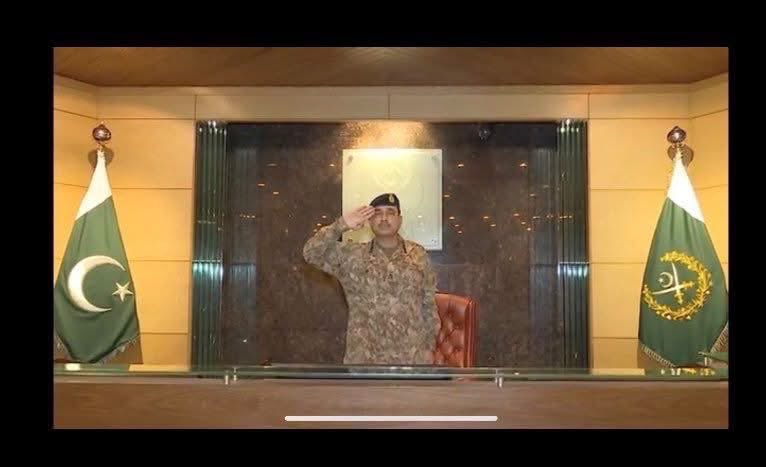 AxmArcc's tweet image. This photo taken behind bulletproof glass is not from any border nor is he standing in an enemy country. In fact he is not even in another city of Pakistan. He is standing inside the Army Headquarters GHQ and sitting in front of him are his own corps commanders. 
Level of fear 😭