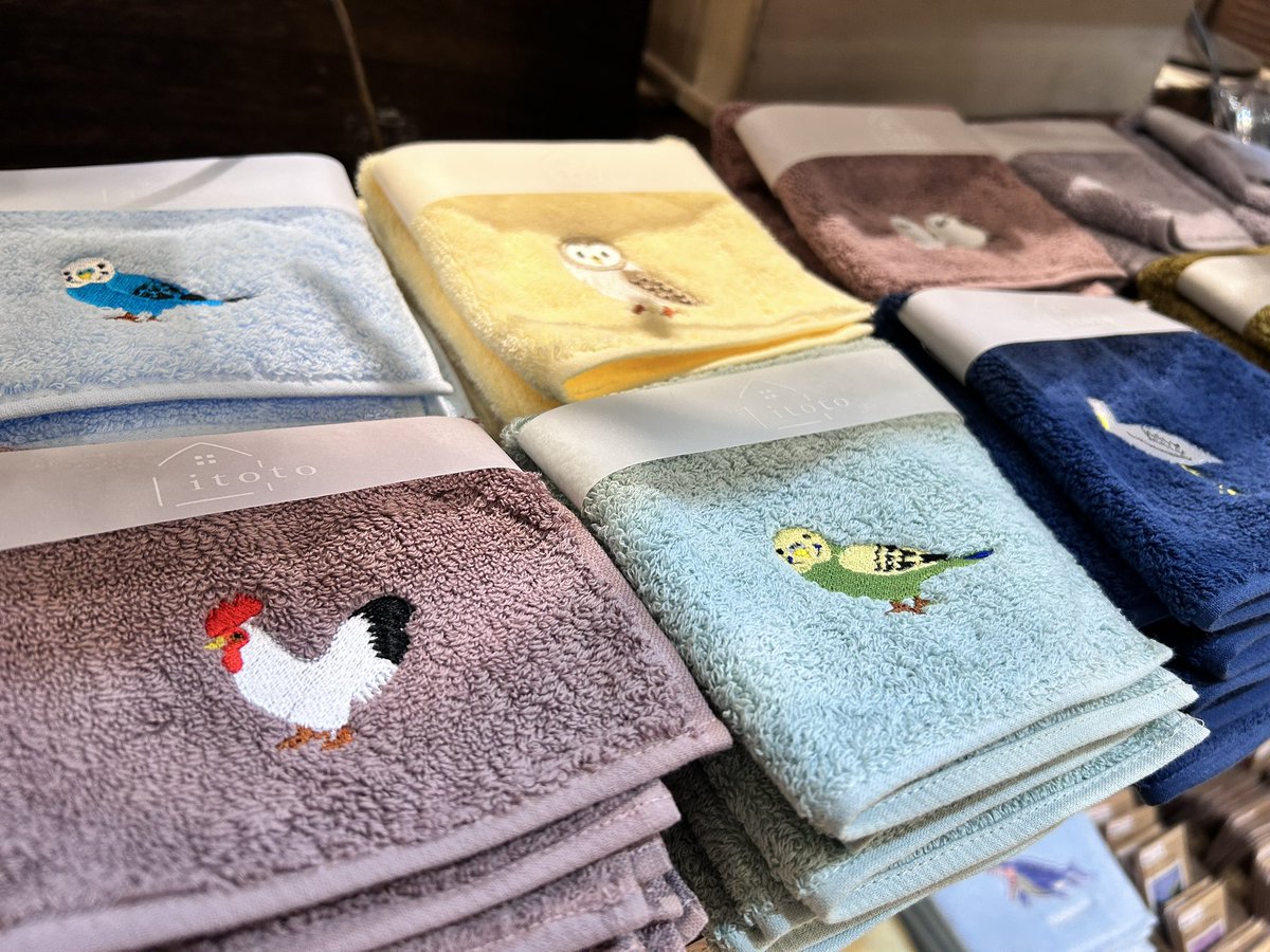 sr_srsendai's tweet photo. itotoさん(@_ito_to_ )より、かわいい刺繍のハンカチが飛んできました🪶  大人気のハシビロコウに、やさしい顔をしたシマエナガさん…愛おしい…  皆様のご来店お待ちしてますケロ🐸  スタッフ🐕 https://t.co/Dl9HxWaEhf