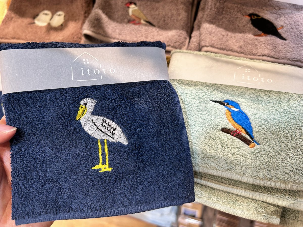 sr_srsendai's tweet photo. itotoさん(@_ito_to_ )より、かわいい刺繍のハンカチが飛んできました🪶  大人気のハシビロコウに、やさしい顔をしたシマエナガさん…愛おしい…  皆様のご来店お待ちしてますケロ🐸  スタッフ🐕 https://t.co/Dl9HxWaEhf