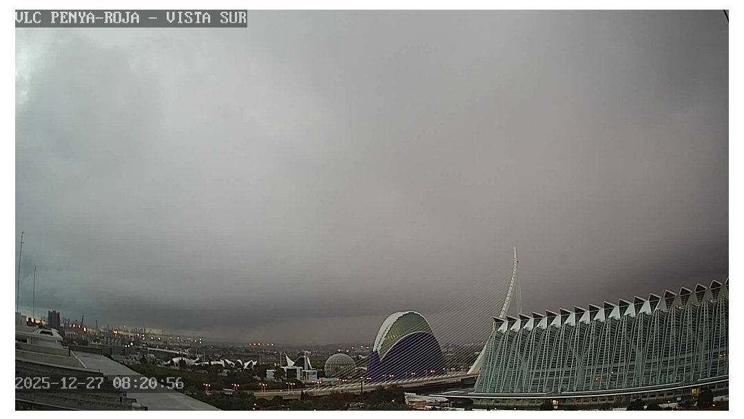 Gràcies a les webcams d'<a href="/avamet/">AVAMET</a> es pot observar perfectament el nucli de precipitació entre València i Cullera. Porta regenerant-se en la mateixa zona des de les 5:00 i en l'Albufera es sobrepassen els 50 mm. Sembla que tendeix a moure's lleugerament al nord 🌦️🌧️