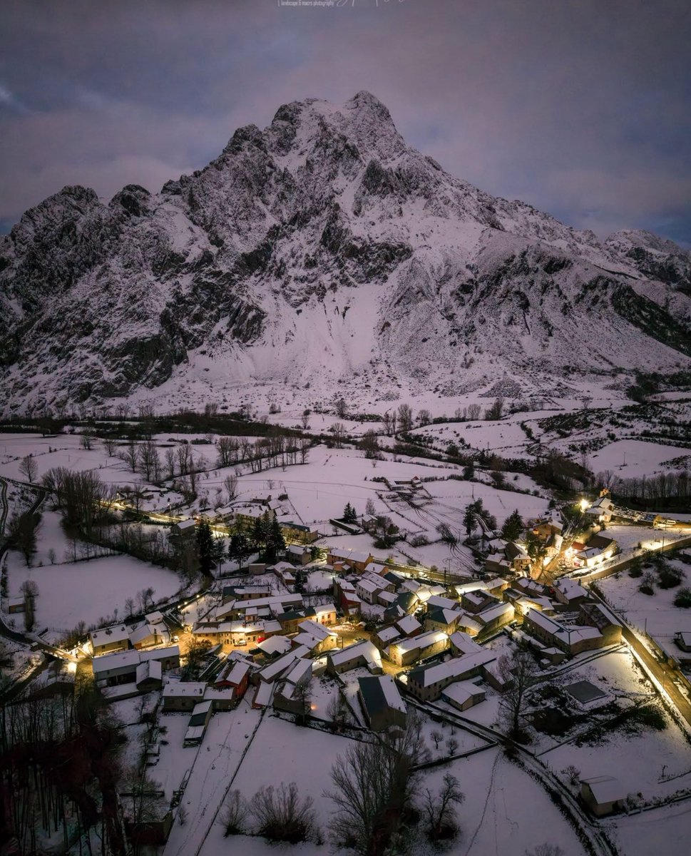 Atapecer na montaña llionesa col picu Bodón al fondu/Cae la noche en la montaña leonesa con el pico Bodón al fondo.

Tolibia de Abajo, Valdelugueros, Llión

📷; Pablo Gonzälez Mayorga