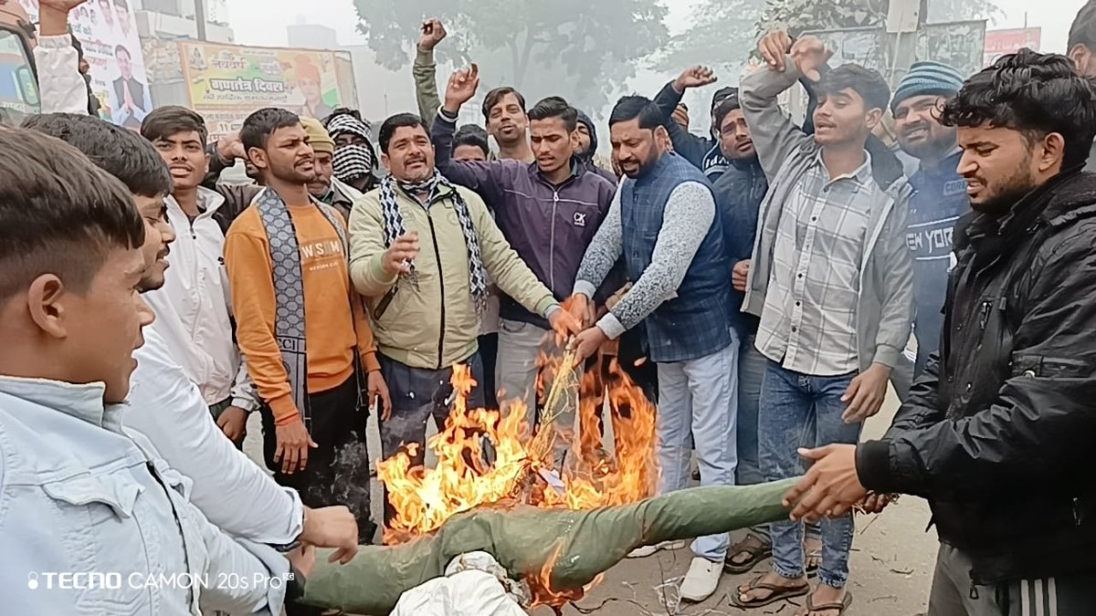 #Etah
🔹जलेसर में बांग्लादेश में हिन्दुओं पर जुल्म का विरोध।
🔹भाजपा युवा मोर्चा ने पुतला दहन किया।
🔹प्रधानमंत्री मोहम्मद यूनस का पुतला जलाया।
🔹कड़ी कार्रवाई और नारे 'मौहम्मद यूनस मुर्दाबाद' लगाए।
<a href="/Etahpolice/">Etah Police</a> <a href="/Uppolice/">UP POLICE</a> 
#fmnews