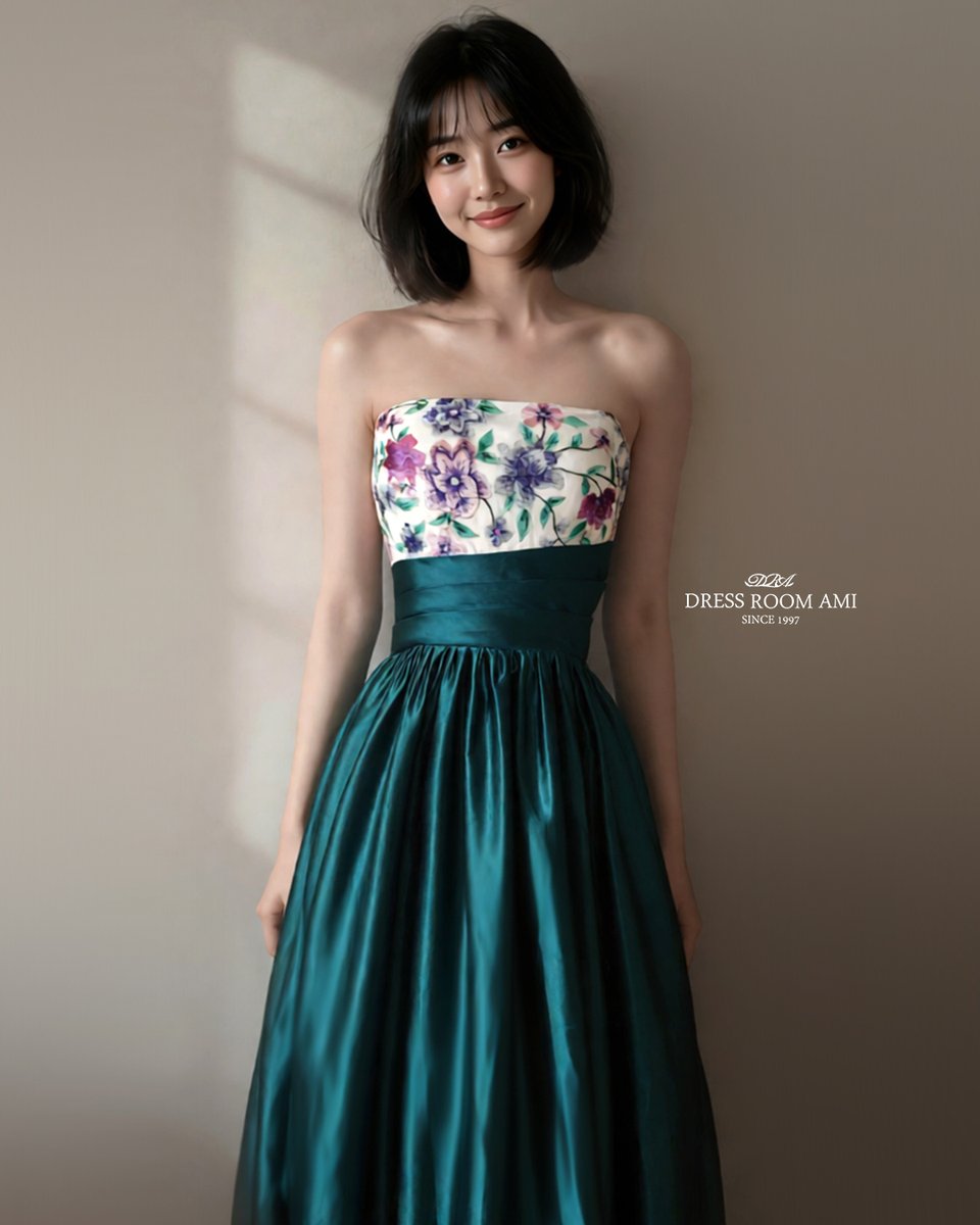 エメラルドグリーンタックサテン×胸元花柄模様の刺繍デザインの 演奏会