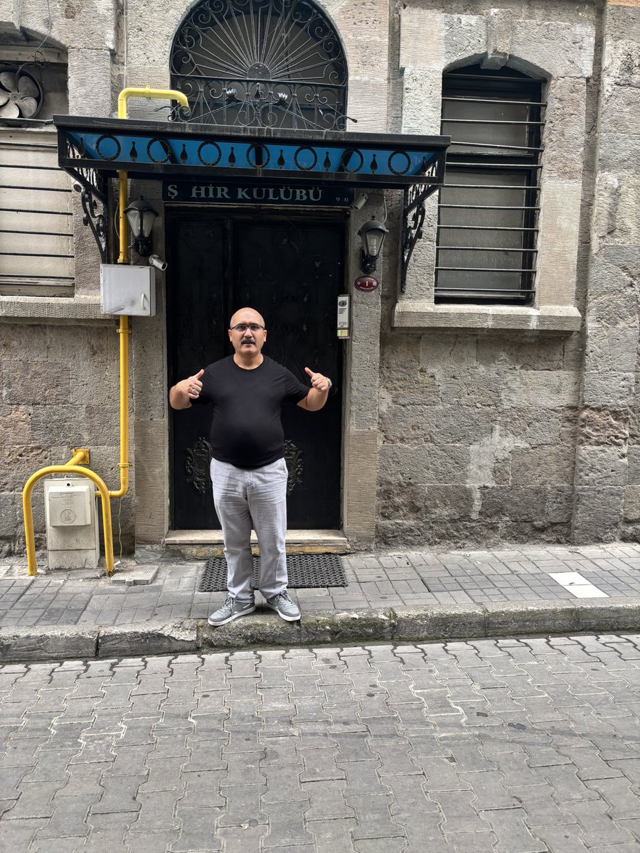 aagabeyoglu's tweet photo. Güvendiğiniz dağlara karlar yağdığında, en güzel çare dağ ile karı baş başa bırakmaktır...
* 
Gün gelip karlar eridiğinde, dağ yolunuzu gözlediğinde en güzel cevap, başka bir dağdan selam yollamaktır... 
* 
Şems-i Tebrizi https://t.co/u5EeOXe3rg