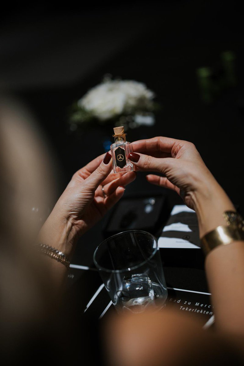 Fragrance Night🖤 5 Ağustos 1888

Bertha Benz’den aldığım ilhamla, dünya tarihine geçmiş olan ilk yolculuğun rotasının kokusunu 137 yıl sonra dünyada ilk kez Mercedes-Benz Hastalya’da hissettirmek istedim. 

İnsanlığın ilk tekerleği keşfinden ilk otomobil yolculuğuna uzanan koku!