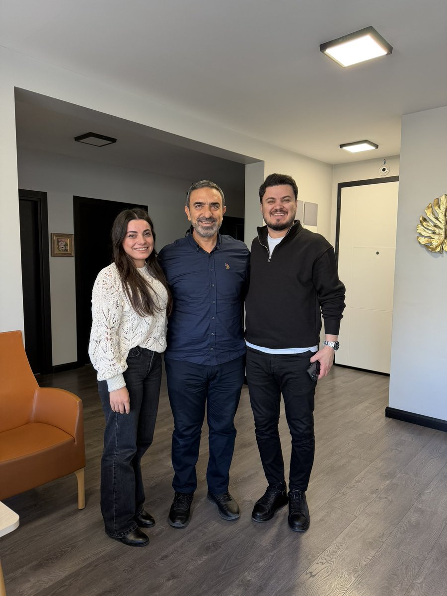 Tedavim süresince bizlerle yakından ilgilenen, bilgi ve tecrübesiyle süreci büyük bir titizlikle yürüten Prof. Dr. Serkan Altınova ve kıymetli ekibine sonsuz teşekkür ediyorum.