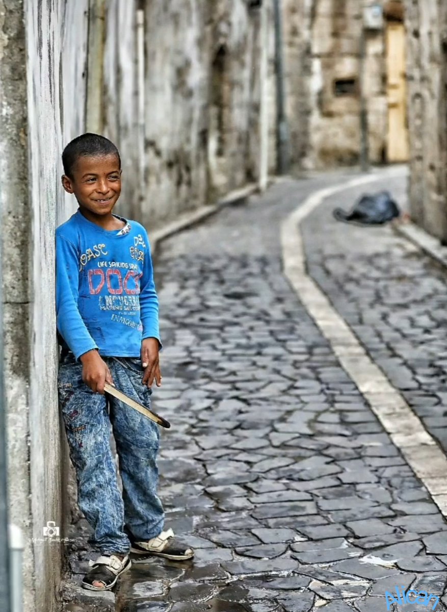Hayatımda bir çoğunu sildim
Bir tek seni silemedim
Her zaman ağlatdın
Nar gibi tane tane dağıtdın
Kendi hayal dünyamda
Ruhumun derinliklerinde
Bir bulut olsam gökyüzünde
Sahte yüzlerden
Yalancı sözlerden
Yıldız gibi uzaklaşsam
Yorgun bir bedenle
Lal olmuş dilimle
Ey yar

GENÇOĞLU
