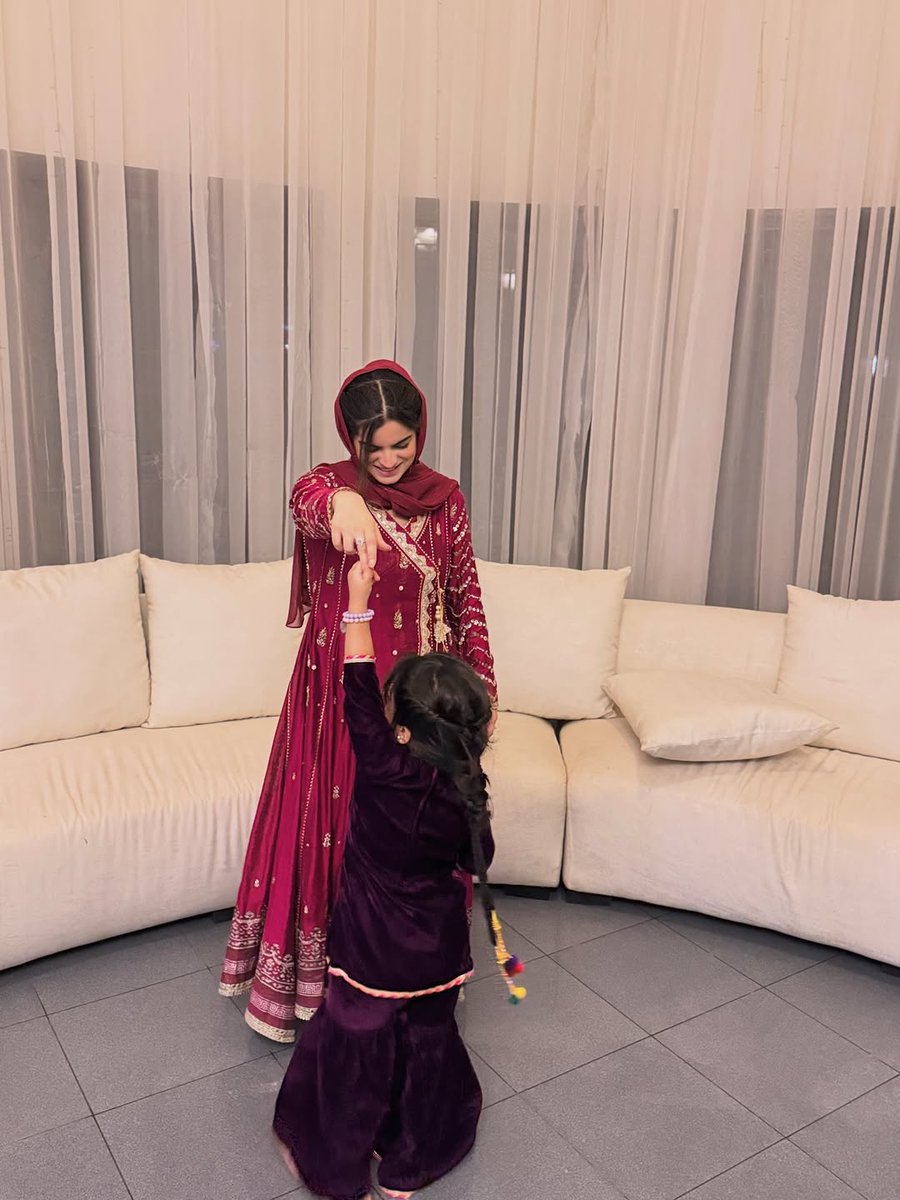 HungamaExpress's tweet image. Wrapped in rich hues and quiet charm, Aliza Sultan proves simplicity is the ultimate statement.

#AlizaSultan #FestiveGlam #GraceInStyle #Hungamaexpress