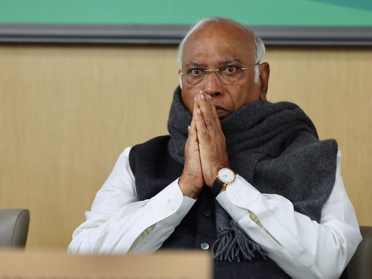 ani_digital's tweet photo. CWC Meet: Kharge calls on party members to formulate concrete plan for nationwide movement against "scrapping" of MGNREGA
Read @ANI Story |https://t.co/3UxLFY6Dxe
#mallikarjunkharge #CWCmeet #Congress #MGNREGA https://t.co/HY0Y4iN2i6