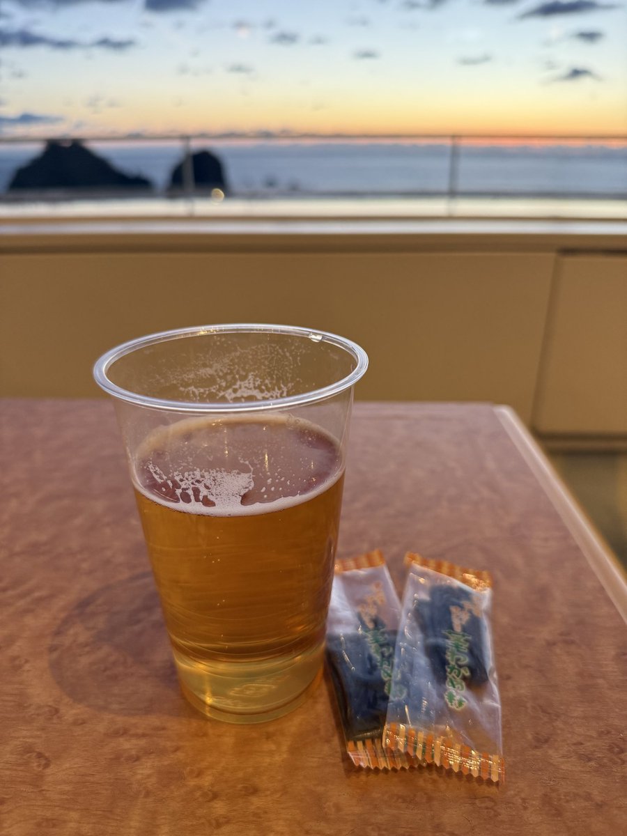 ssunsu2's tweet photo. 라운지 맥주 타임 🍺
오렌지 맛 나는 미역이라니
왜 이렇게 맛있는거야 https://t.co/vdsbtnMq2u