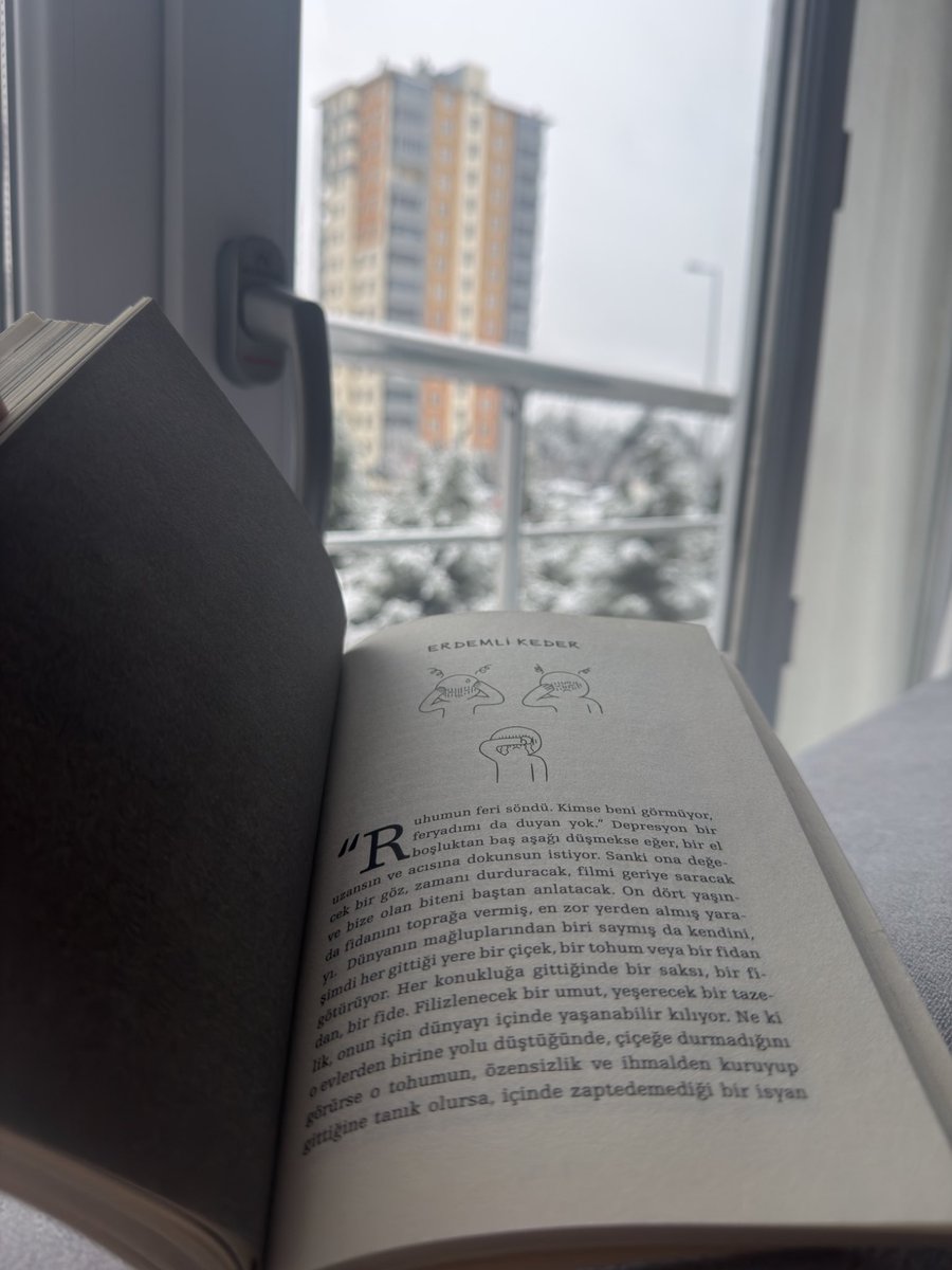 osmanalkantr's tweet photo. Karlı bir hafta sonu sabahının vazgeçilmezi, çay ve kitap… https://t.co/L7m5DIpayX