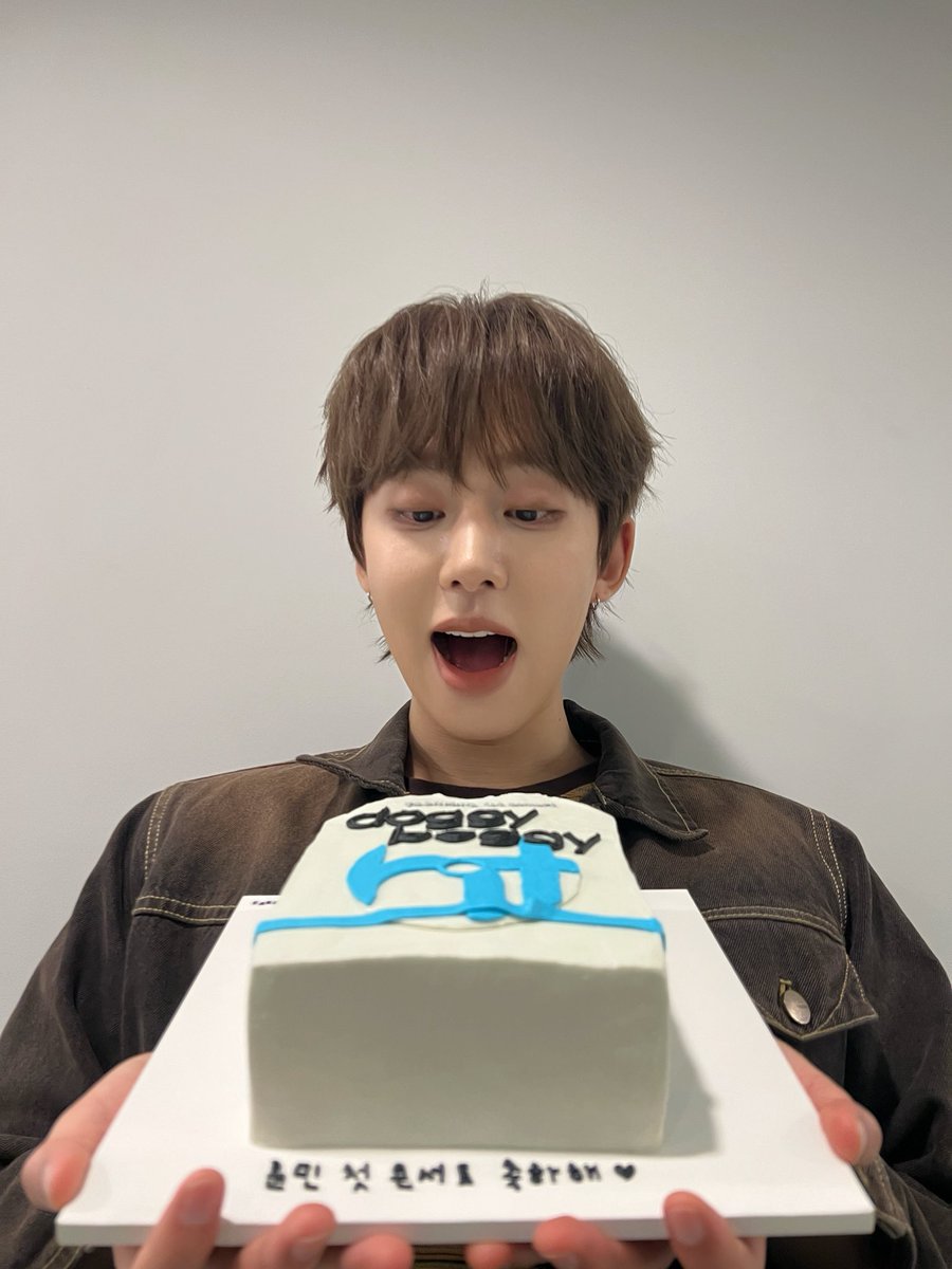 yoonminetic's tweet photo. 오늘 첫 콘서트 축하해주셔서 감사해요😭😭2부도 열심히 달려��야겠다아아ㅏ https://t.co/ZJWdtoLe5E