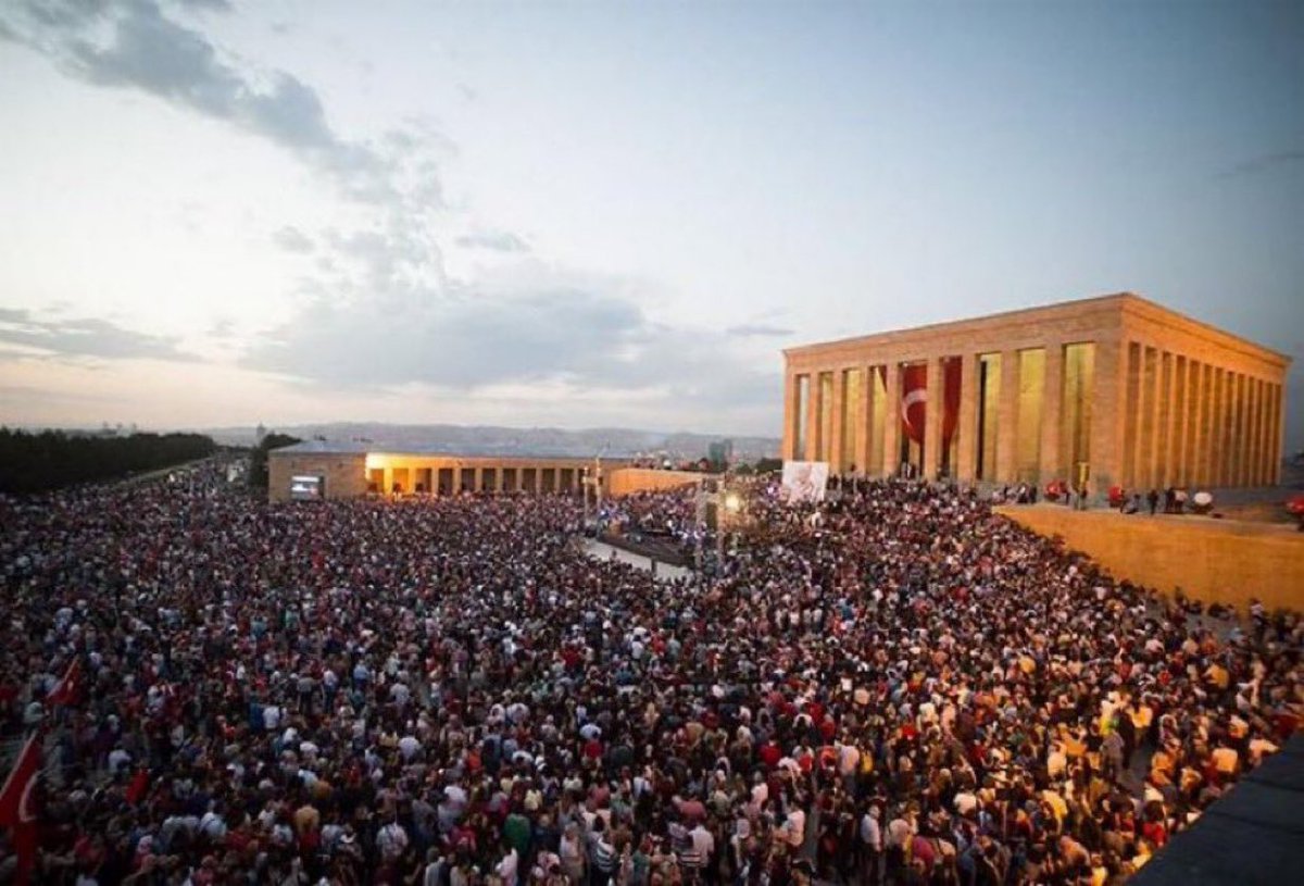 nnlvn4's tweet photo. Anıtkabir’de çekilen fotoğraf… 
Ayran yok, döner ekmek yok, otobüsle alıp götürme yok, miting parası alan yok!.. 
Sadede ATATÜRK’e saygı ve minnet var!. https://t.co/6l87QT9eGP
