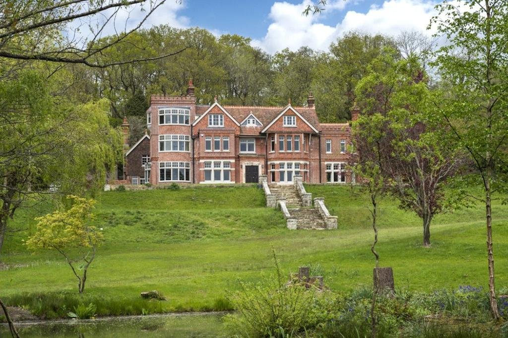 Adrian_Hilton's tweet image. This is Cate Blanchett's home in East Sussex. She has quite a few spare bedrooms to house Channel migrants, but instead lives totally insulated from the societal effects of illegal migration, no doubt with high security, private education for her children, and private healthcare.