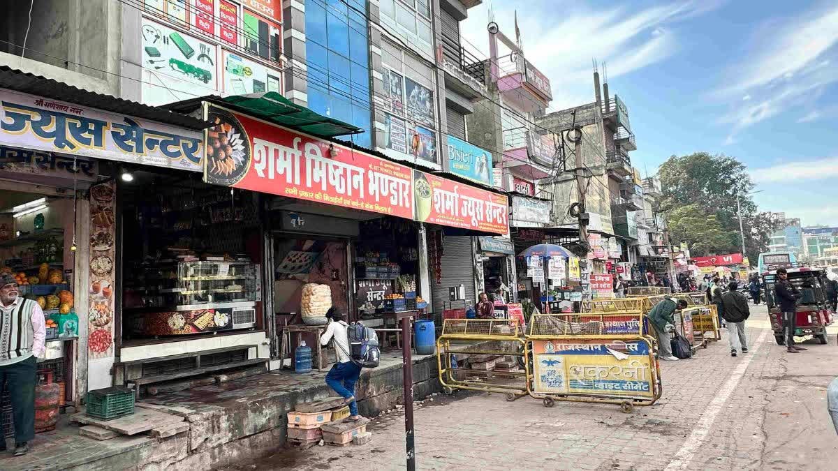 ETVBharatRJ's tweet image. चौमूं में सामान्य हुए हालात, पुलिस का अतिरिक्त जाप्ता तैनात, आज भी इंटरनेट सेवा बंद etvbharat.com/hi/state/situa… #TENSIONINCHOMU
#CUSTODY #POLICEALERT
#इंटरनेटसेवाबंद #CHOMUDISPUTE #rajasthan