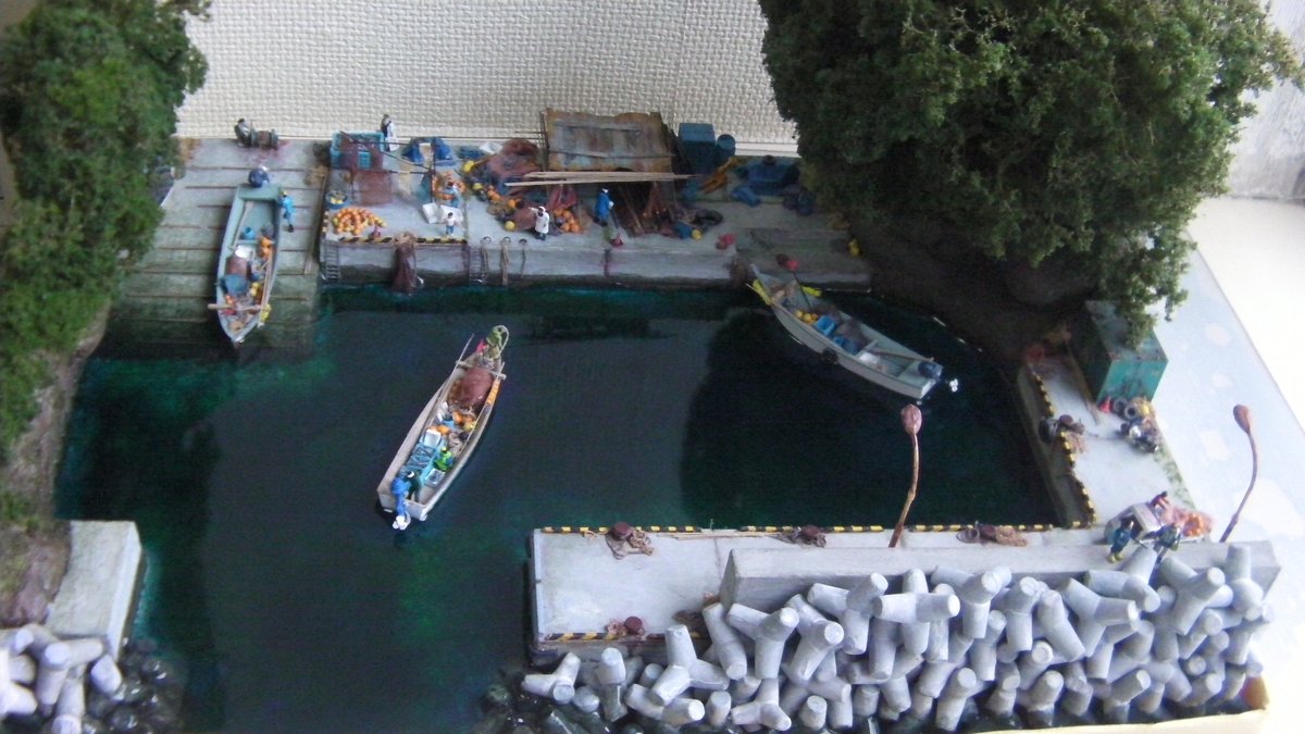 漁港ジオラマ(1/150)の出来る迄を 4画面で見てもらう🧐