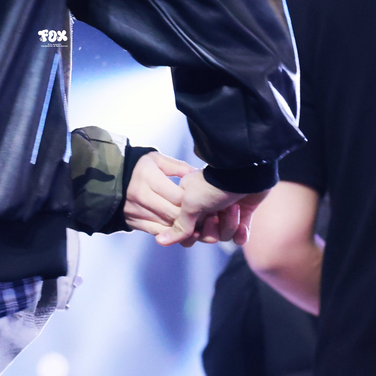 FOX_090113's tweet image. 251225 🤝🏻

#CORTIS  #코르티스 
#SEONGHYEON #성현
#MARTIN #마틴