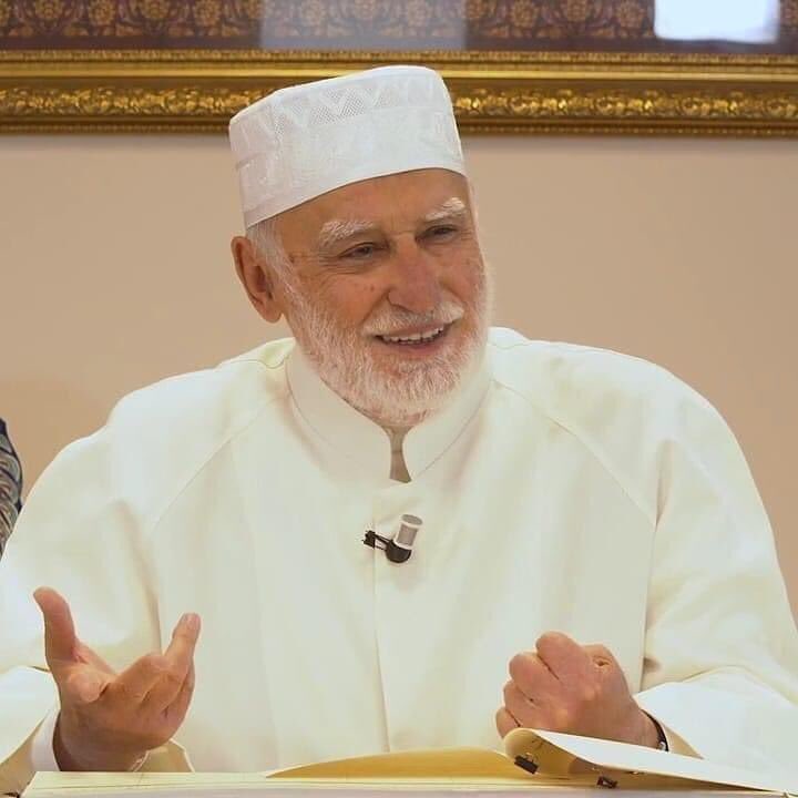 Mühim olan, gül tabiatlı olabilmektir.
Yani bu dünya bahçesinde dikenleri görüp onlardan incinerek dikenleşmek yerine,
araya kış gibi çileler de girse onları bahar iklimleriyle kucaklayarak bütün âleme bir gül olabilmek..

| Osman Nûri Topbaş Efendi