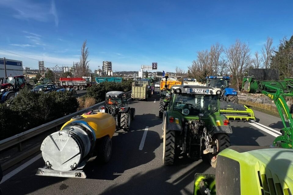 La colère des agriculteurs ne retombe pas dans le Rhône.
Alors que les discussions engagées avec le gouvernement autour de la DNC et de l’accord UE-Mercosur peinent à apaiser les tensions, les agriculteurs du 69 annoncent une nouvelle mobilisation à partir du lundi 5 janvier 2026