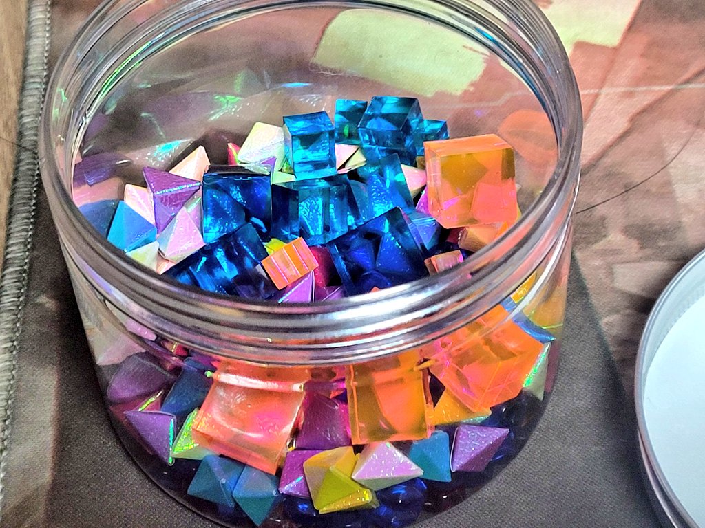 바토스피 7색 라이프코어와 학알몇개 같이 둔 통에 놓아 보관할예정 ♡