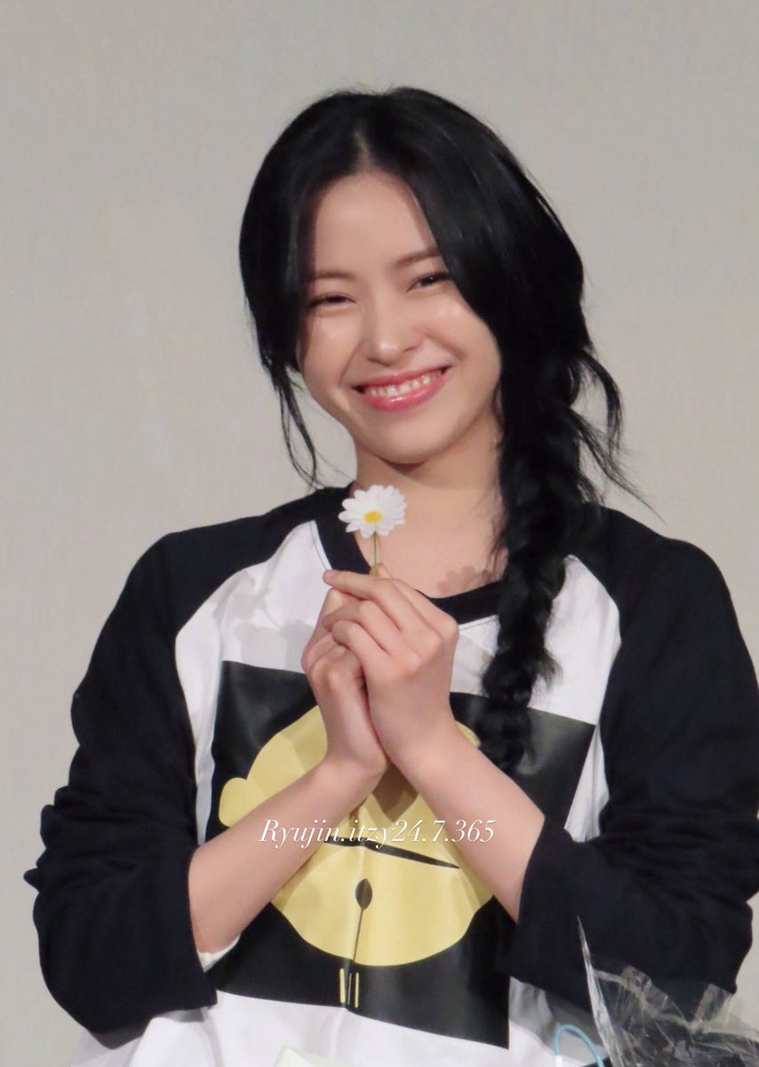 20251227
Ms首爾末簽
旁白：這個花送給你
#RYUJIN #류진