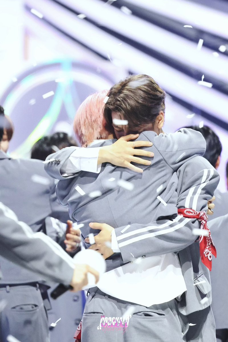 xxinlongie's tweet image. Hanyu comes to planet c home race final... prepare yourself for zihao xinlong hug 2.0 😭