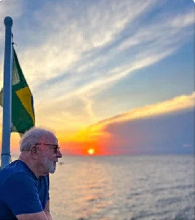 O sol ao horizonte que ilumina o céu azul da pátria brasileira contrasta com semblante sereno de Luiz Inácio Lula da Silva! Vida longa à Lula!!!