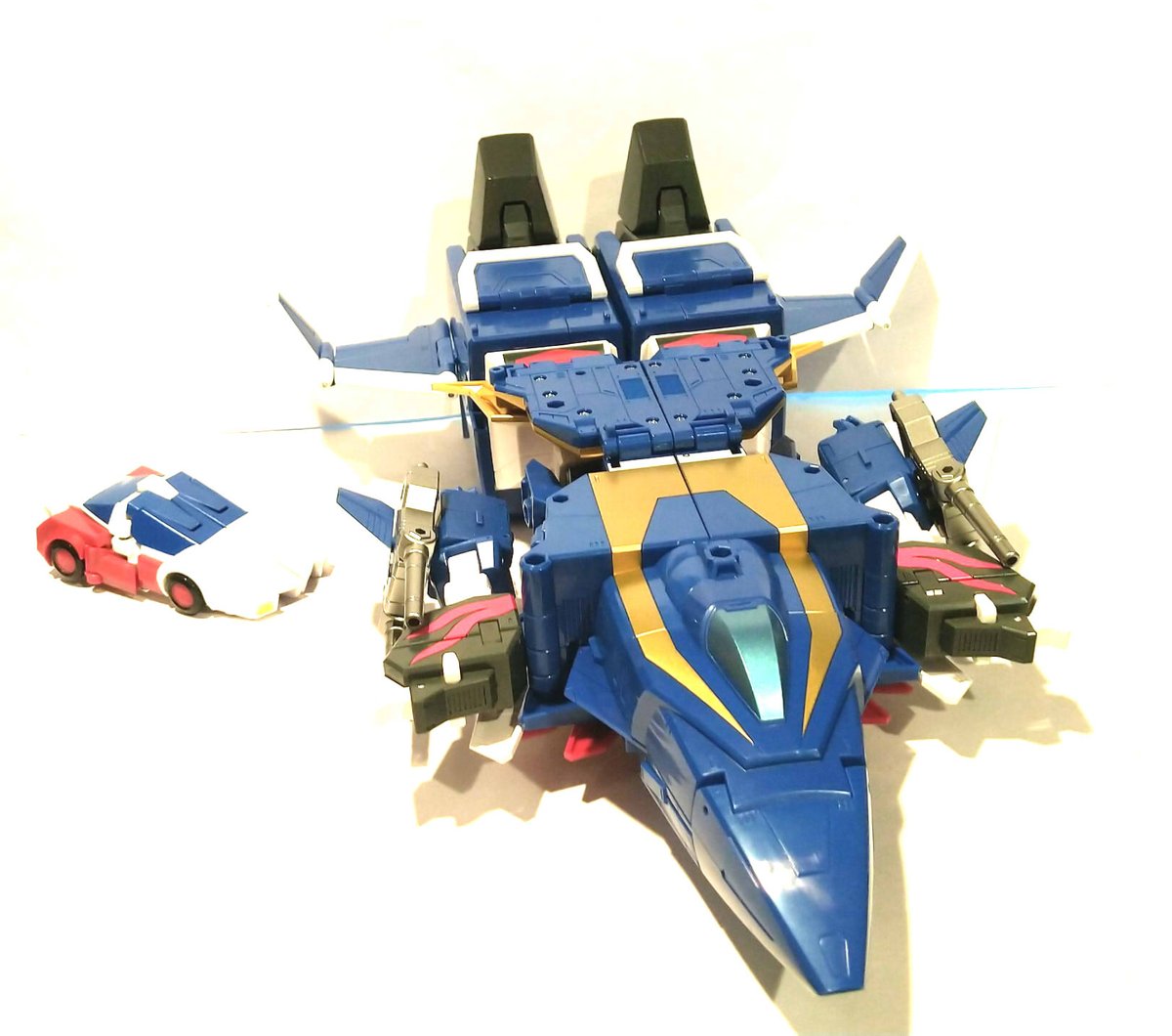 ドラゴンカイザー 太いね♡
(頭の後ろ折り畳忘れ)
ジェットとグレートパーツへの変形がめっちゃさせやすくて遊び易いです 流石男児玩具のタカラトミーやで
ジェットがもんの凄いでかいw

かっこいいですわ 
女の子の太ももも時代はふとましさも魅力よ
#トイライズ #勇者エクスカイザー #TOYRISE 