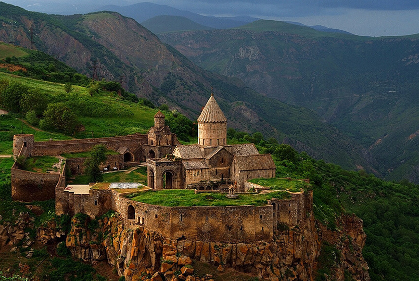 Quienes celebran que los grandes monumentos medievales los hizo gente sin título olvidan dos cosas: 1) que no tenían título pero sí el mejor conocimiento experto que existía; 2) que vivían en una sociedad que no ponía en duda el conocimiento experto: lo reverenciaba.