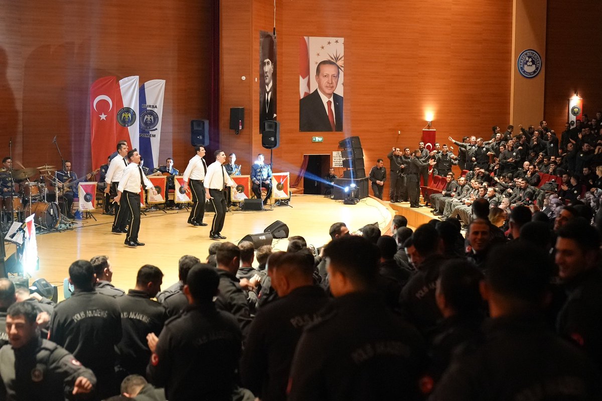 paedutr's tweet photo. Polis Akademisi Bandomuz tarafından 26 Aralık 2025 cuma günü Kestel Belediyesi Kültür ve Sanat Merkezinde konser düzenlenmiştir.

Söz konusu konsere; Gemlik Kaymakamı Osman Aslan CANBABA, Kestel Kaymakamı Recep ÖZTÜRK, Polis Akademisi Başkan yardımcımız 1. Sınıf Emniyet Müdürü Fatih İNAL, Bursa Büyükşehir Belediyesi Genel Sekreter Yardımcısı Ali ALTUNSOY, Kestel Belediye Başkan Yrd. Mehmet ÇALIK, Polis Teftiş Kurulu Bursa Bölge Başkan Vekili Gökhan ELİAÇIK, Özel Güvenlik Denetleme Başkanlığı Bursa Bölge Çalışma Merkezi Müdür Vekili Birol AYKAN, Bursa Polis Meslek Eğitim Merkezi Müdürü Orhan BAŞARAN, Balıkesir Polis Meslek Eğitim Merkezi Müdürü Enver Erbil KARACA ve 32. Dönem POMEM eğitim gören öğrencilerimiz katılım sağlamıştır.