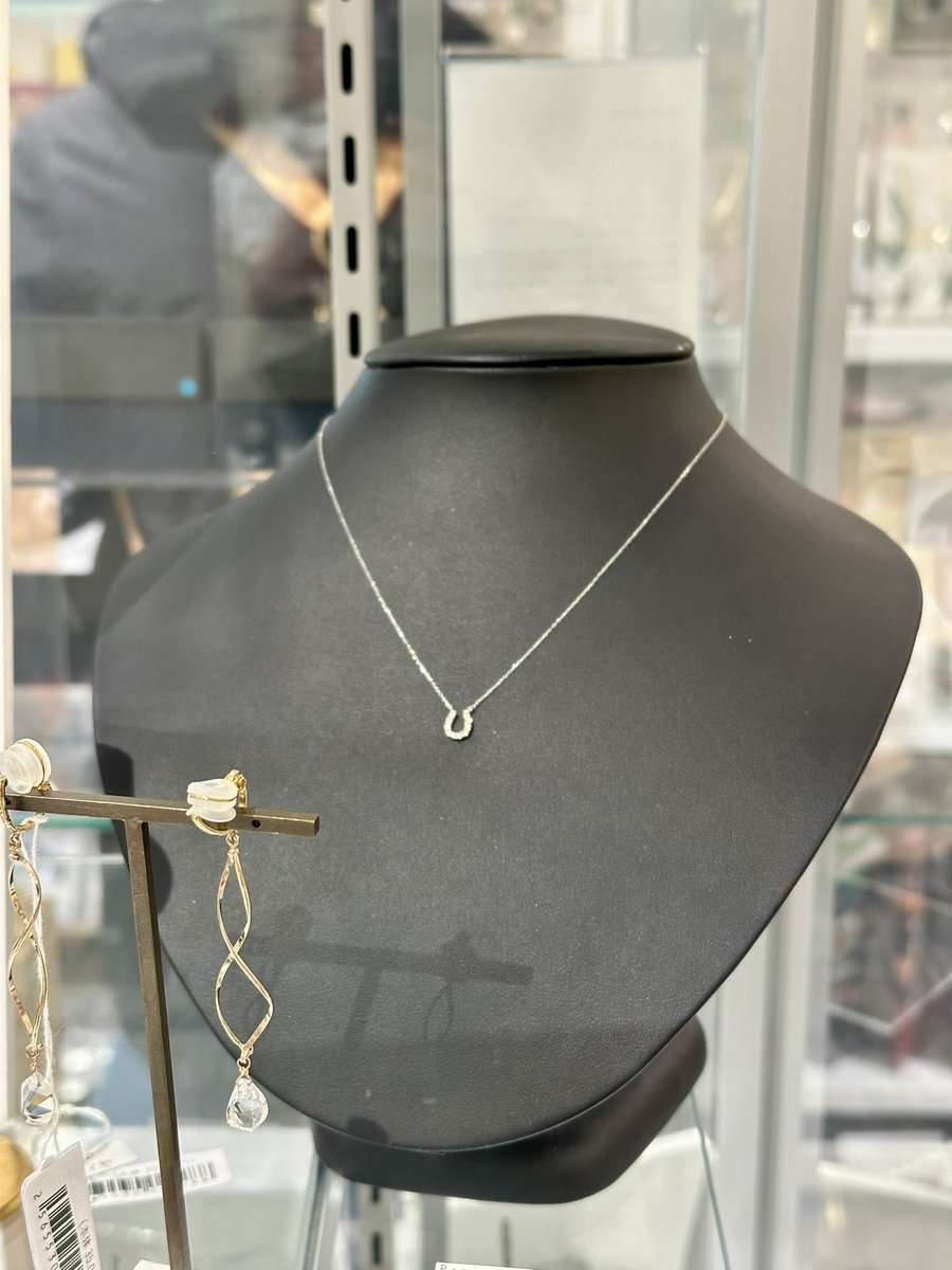 年内最後有隣堂神戸阪急店ありがとうございました✨

初めましての方も🪅可愛いお嬢ちゃまも🩷またお目にかかれた嬉しいお顔も☺️今日も、最高にとても幸せな日でした💎

実は、有隣堂神戸阪急店にだけ、来年の干支にちなんだネックレスがあります🐎✨石はダイヤ💎プラチナと18金と各1点ずつです💝