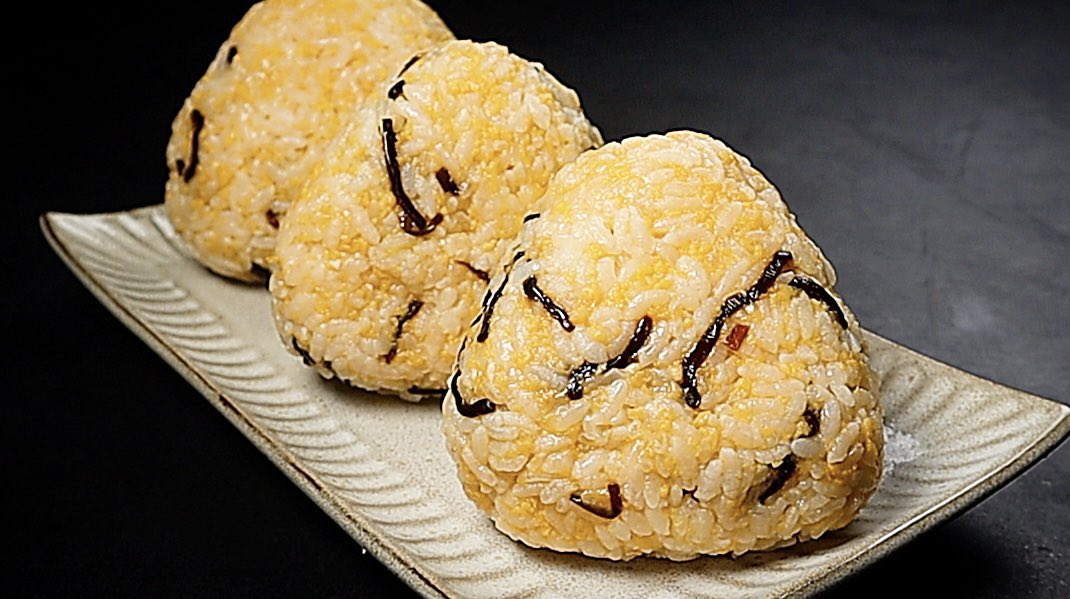 muscle1046's tweet photo. 卵そぼろを作って塩昆布と共にご飯と混ぜておにぎりにするとヤバいです

『卵そぼろおにぎり』

卵そぼろのほんのり甘い味わいと塩昆布の塩気が本当に絶妙

必ずあなたを虜にします https://t.co/3wxv6rSuS6