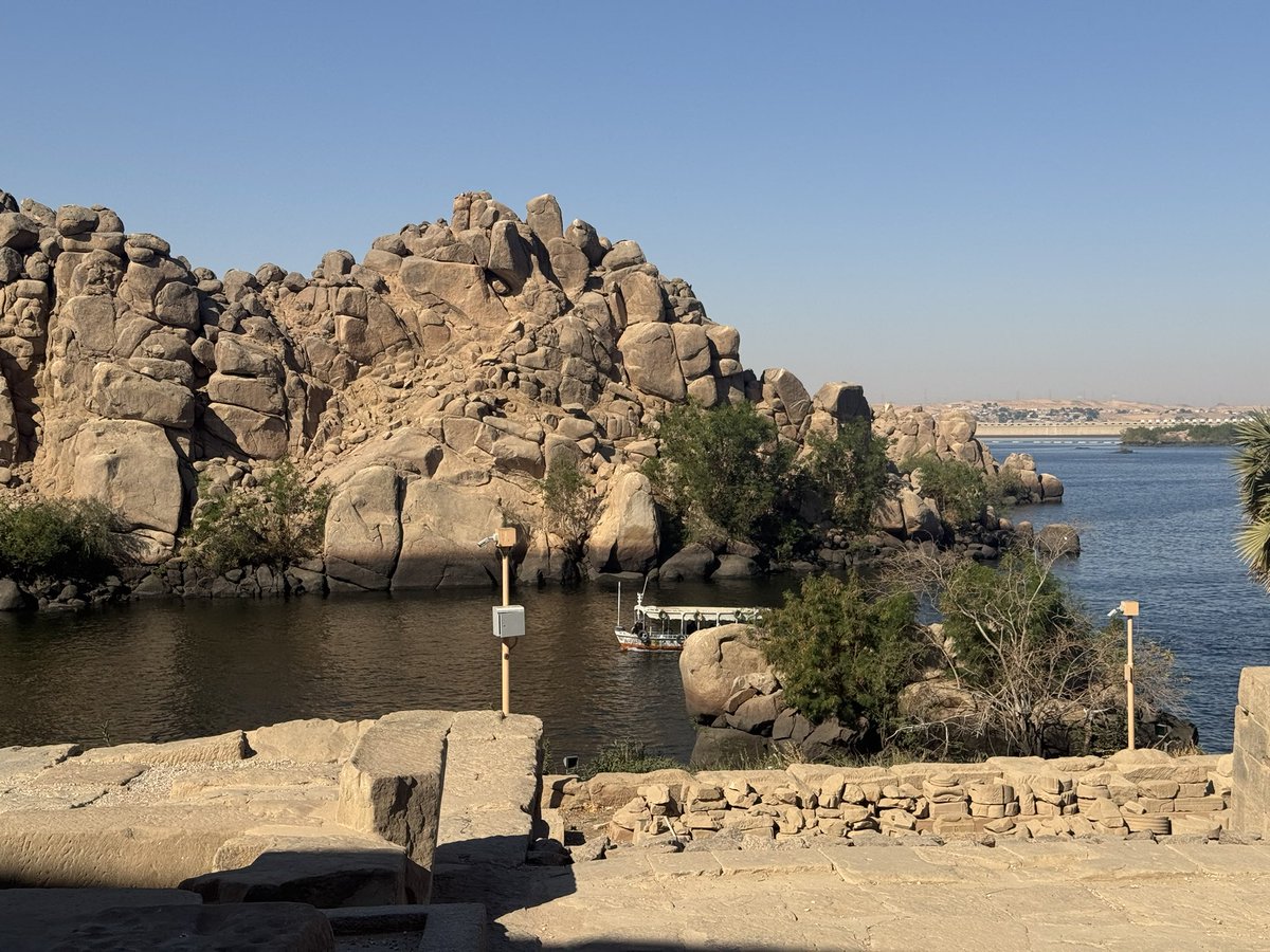 m_chiles's tweet image. The geography teacher in me had to take pictures of the rocks and the noticeably darker bit at the bottom 👀💡

#ifyouknowyouknow