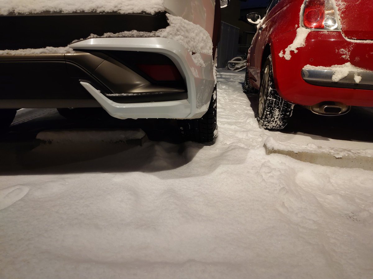 SCP_BF_uc's tweet photo. 俺ん家の駐車場に(訳あって)彼女の車停めよう思ったら隣の馬鹿がアホみてぇに侵入して停めてんだけどどうすっべな https://t.co/wECwMdRfdr