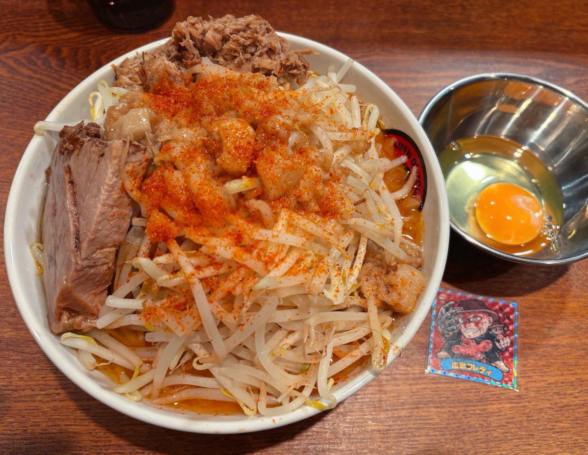 HiroshimaFreddy's tweet photo. 初訪問 『ラーメンオブトゥデイ』
辛ラーメン極太ストレート
野菜ちょいマシニンニク抜き
アブラマシほぐし豚生卵
#ラーメンオブトゥデイ #RAMENOFTODAY https://t.co/89Fe8696S8