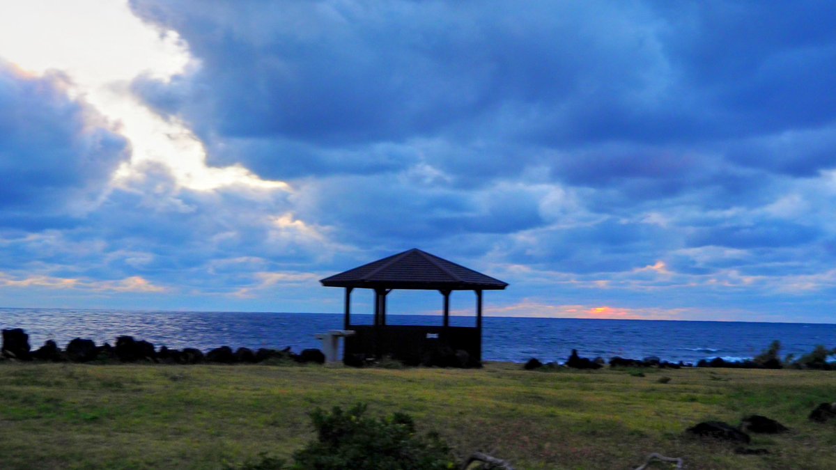 k19ch1's tweet photo. 12月27日
八丈島の夕暮れ
今日も雲が多く
夕陽と夕焼けは残念
ANA最終便は定刻就航
お疲れ様でした
#八丈島
#八丈島民図鑑
#宇喜多秀家公と豪姫の碑
#夕暮れ
#夕陽
#八丈島空港 #RJTH 
#JA211A  #全日空 https://t.co/dv8wemQvk6