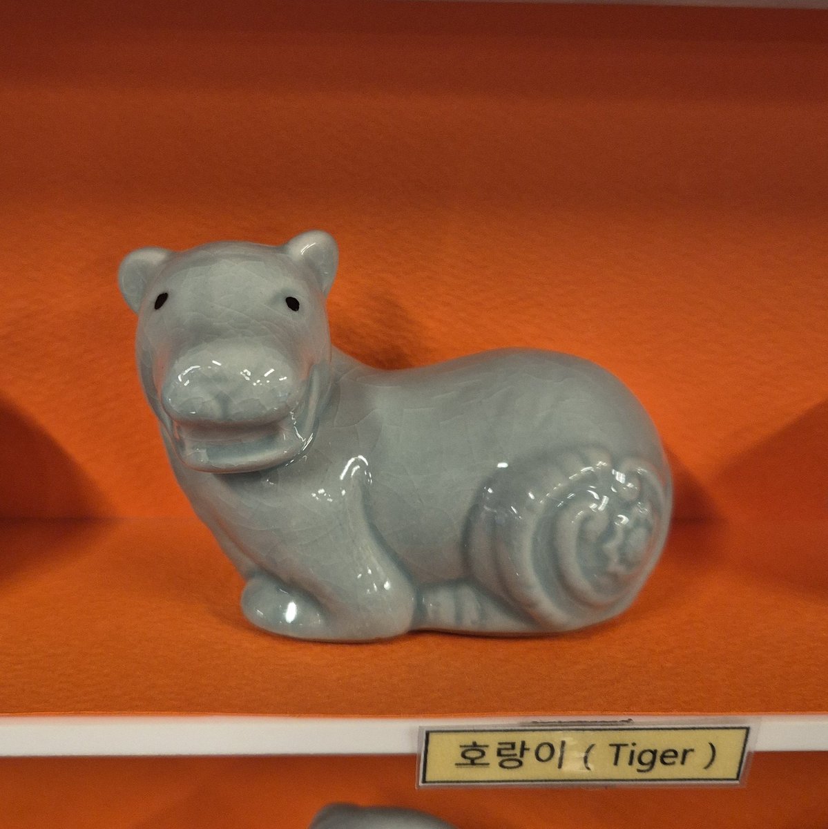 moolsijoong's tweet photo. 어흥 해보라니까 어엉..? 할거같이 생김 https://t.co/JMLXYVCCsn
