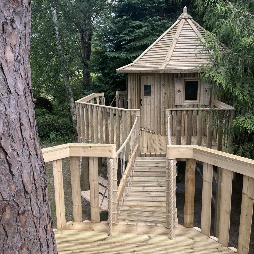 Are you in the car today with a long gruelling journey ahead of you? Why not start thinking about your plans for next year, start dreaming of having your own treehouse ready for the summer, now’s the time to start! 🌳
#treehouse #treehousebuild #gardeninspo #childhood #outdoor