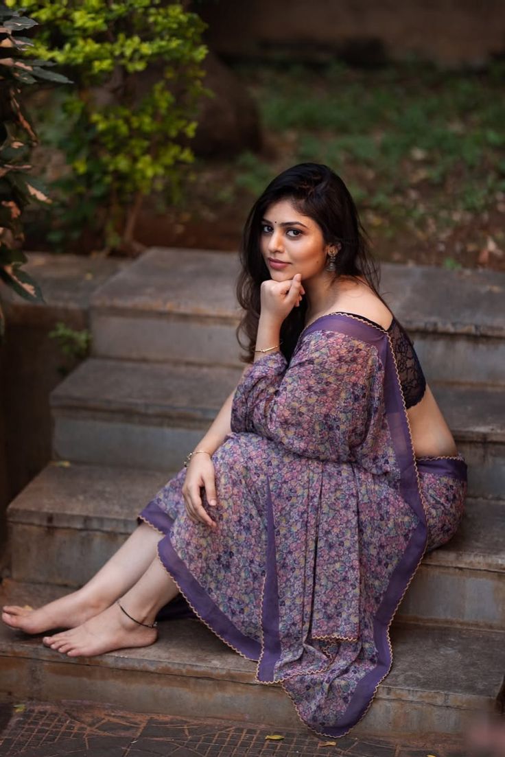 मेरे! हुस्न की तारीफ़े मत करना, ये हुस्न तो,
वक्त के साथ ढल जाएगी,

जिक्र करना है तो, मेरी उन अदाओं का करना,
जो तेरे दिल को, बार-बार छू जाएगी।।

#शुभ_दोपहर 
#बज़्म