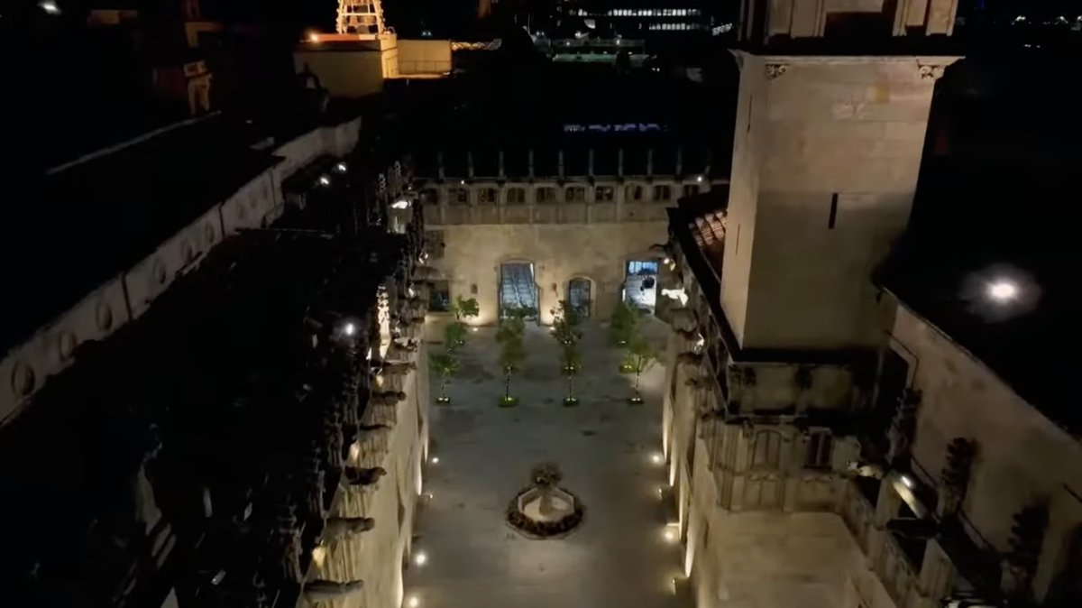xtomas's tweet photo. 🎥 Anàlisi del discurs del president de la Generalitat, Salvador Illa, per Sant Esteve: https://t.co/BMHmi69ntv

1️⃣ Molt bona idea començar el vídeo amb un "tràveling" amb dron des de l'exterior del Palau per captar l'atenció, situar l'escenari, i aportar dinamisme a l'escena.
2️⃣ Però... un any més, es cau en l'error bàsic d'enregistrar-lo amb una sola càmera, i en un sol únic pla... (Proveu de retenir l'atenció 5 minuts en un mateix punt, sense que aquest es mogui, ni canviï d'angle, ni enfocament, ni zoom... us serà impossible).
3️⃣ A més, gravar-ho amb una sola càmera agreuja l'efecte poca profunditat (o claustrofòbia) que provoca el fons de pedra, semblant que l'orador estigui 'pegat a la paret' i que l'escena no tingui profunditat... quan en realitat, no és així.
4️⃣ I, un any més, es renuncia en emetre-ho per totes les xarxes socials (i, sobretot, per l'avís d'emissió i increment d'audiència net que suposaria emetre-ho per totes les xarxes), quelcom encara més important quan no hi ha "el costum" de sintonitzar amb aquest discurs, a diferència del discurs del Rei del dia 24 a les 21 hores, per exemple.
