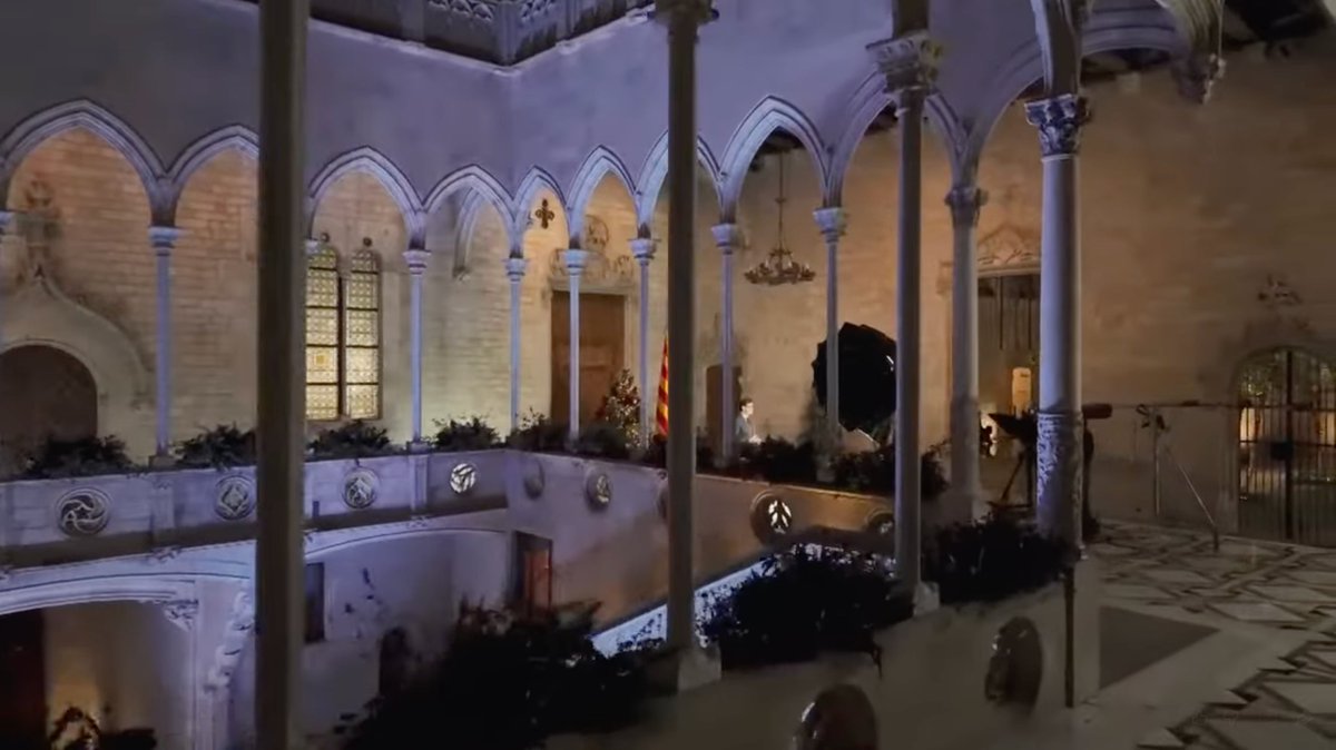 xtomas's tweet photo. 🎥 Anàlisi del discurs del president de la Generalitat, Salvador Illa, per Sant Esteve: https://t.co/BMHmi69ntv

1️⃣ Molt bona idea començar el vídeo amb un "tràveling" amb dron des de l'exterior del Palau per captar l'atenció, situar l'escenari, i aportar dinamisme a l'escena.
2️⃣ Però... un any més, es cau en l'error bàsic d'enregistrar-lo amb una sola càmera, i en un sol únic pla... (Proveu de retenir l'atenció 5 minuts en un mateix punt, sense que aquest es mogui, ni canviï d'angle, ni enfocament, ni zoom... us serà impossible).
3️⃣ A més, gravar-ho amb una sola càmera agreuja l'efecte poca profunditat (o claustrofòbia) que provoca el fons de pedra, semblant que l'orador estigui 'pegat a la paret' i que l'escena no tingui profunditat... quan en realitat, no és així.
4️⃣ I, un any més, es renuncia en emetre-ho per totes les xarxes socials (i, sobretot, per l'avís d'emissió i increment d'audiència net que suposaria emetre-ho per totes les xarxes), quelcom encara més important quan no hi ha "el costum" de sintonitzar amb aquest discurs, a diferència del discurs del Rei del dia 24 a les 21 hores, per exemple.