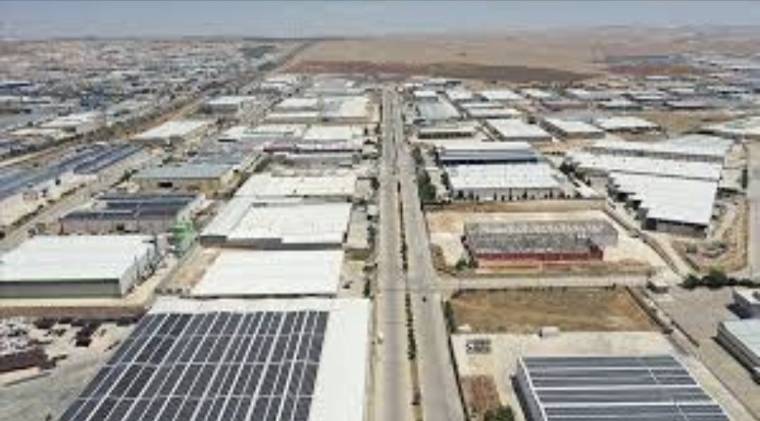 yarenhoca63's tweet photo. Şanlıurfa Neden Gelişmiyor? 

Gelelim asıl soruya:
Şanlıurfa neden gelişmiyor?
Hani her fırsatta “Gaziantep ile kıyaslamayalım” diyoruz ya…
O zaman gelin, kıyas yapmadan, sadece Organize Sanayi Bölgesi (OSB) üzerinden konuşalım.

Mesele teşvik değil.
Mesele coğrafya değil.
Mesele insan kaynağı da değil.
Mesele, OSB üzerinde yıllardır dönen iddia edilen oyunlar.

Bir şehirde OSB ne demektir?
Üretim demektir
İstihdam demektir
Tedarik zinciri demektir
Şehrin omurgası demektir
Ama Şanlıurfa’da OSB, iddialara göre;
üretim alanı olmaktan çok rant alanına dönüşmüş durumda.

Yerler var:

Tahsisi alınmış
Hibesi kullanılmış
Ama üzerinde tek bir çivi dahi çakılmamış
Gerçek yatırımcı geliyor, “yer yok” deniliyor.

Sonra arka kapılar açılıyor,
“istersen devredeyim” deniliyor.
Ortada fabrika yok,
ama hava parası var.
Bu düzen iddiaları olduğu sürece;
ne yerli yatırımcı kalır,
ne dışarıdan gelen.
İşte bu yüzden:

Şanlıurfa büyüyemiyor.
İşte bu yüzden sanayi dili gelişmiyor.
İşte bu yüzden gençler iş bulamıyor.
Ve işte tam bu noktada, isim anmadan ama gerçeği saklamadan şunu söylemek gerekiyor:
Gaziantep’in farkı teşvikte değil,
OSB’nin disiplininde, şeffaflığında ve yatırımcıyı koruyan refleksinde.
Şanlıurfa’nın sorunu;
dış güçler değil,
ekonomik kriz değil,
coğrafya hiç değil.

Sorun;
OSB’yi üretim alanı olarak değil, kişisel hak ve rant alanı olarak gören anlayış.
Bu anlayış değişmeden;
ne teşvik işe yarar,
ne umut.
Ve sonra yine bir yatırımcı çıkar,
aynı cümleyi kurar:
“Sizin düşmana ihtiyacınız yok.”

#Şanlıurfa #urfa #Urfahaber