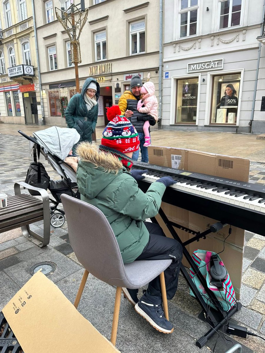 Zobaczyłem to zdjęcie i serio… nie dało się przewinąć dalej.
Proszę proszę o RT.🙏😢

Dziewięcioletni chłopczyk w święta postanowił wyjść i zagrać kolędy na swoim keyboardzie na lubelskim deptaku, gdzie było wietrznie i mroźnie, a jego małe rączki mimo zimna spokojnie trafiały w